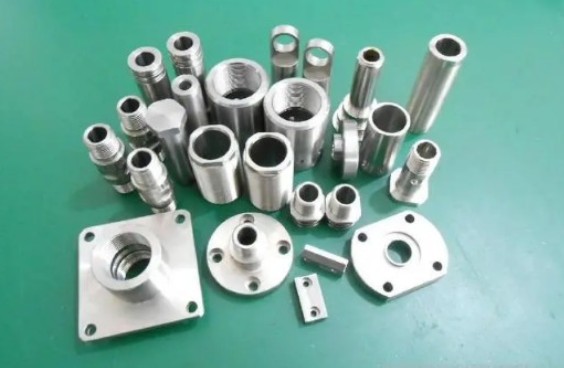Comment les différentes industries utilisent-elles l'usinage CNC pour le prototypage et la production?