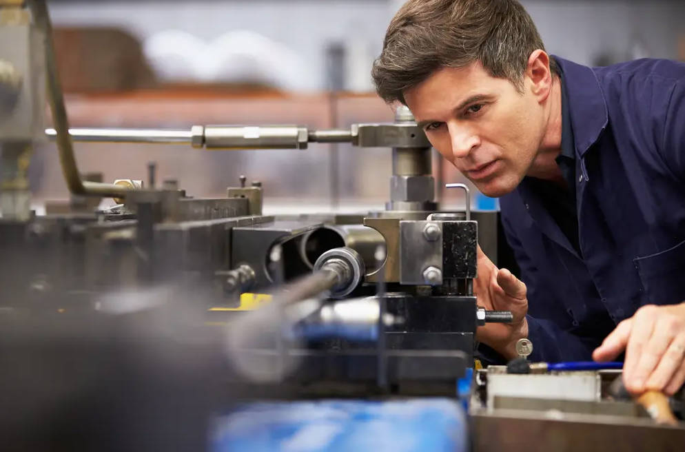  Production par lots vs. Fabrication continue: Meilleur pour les besoins à faible volume