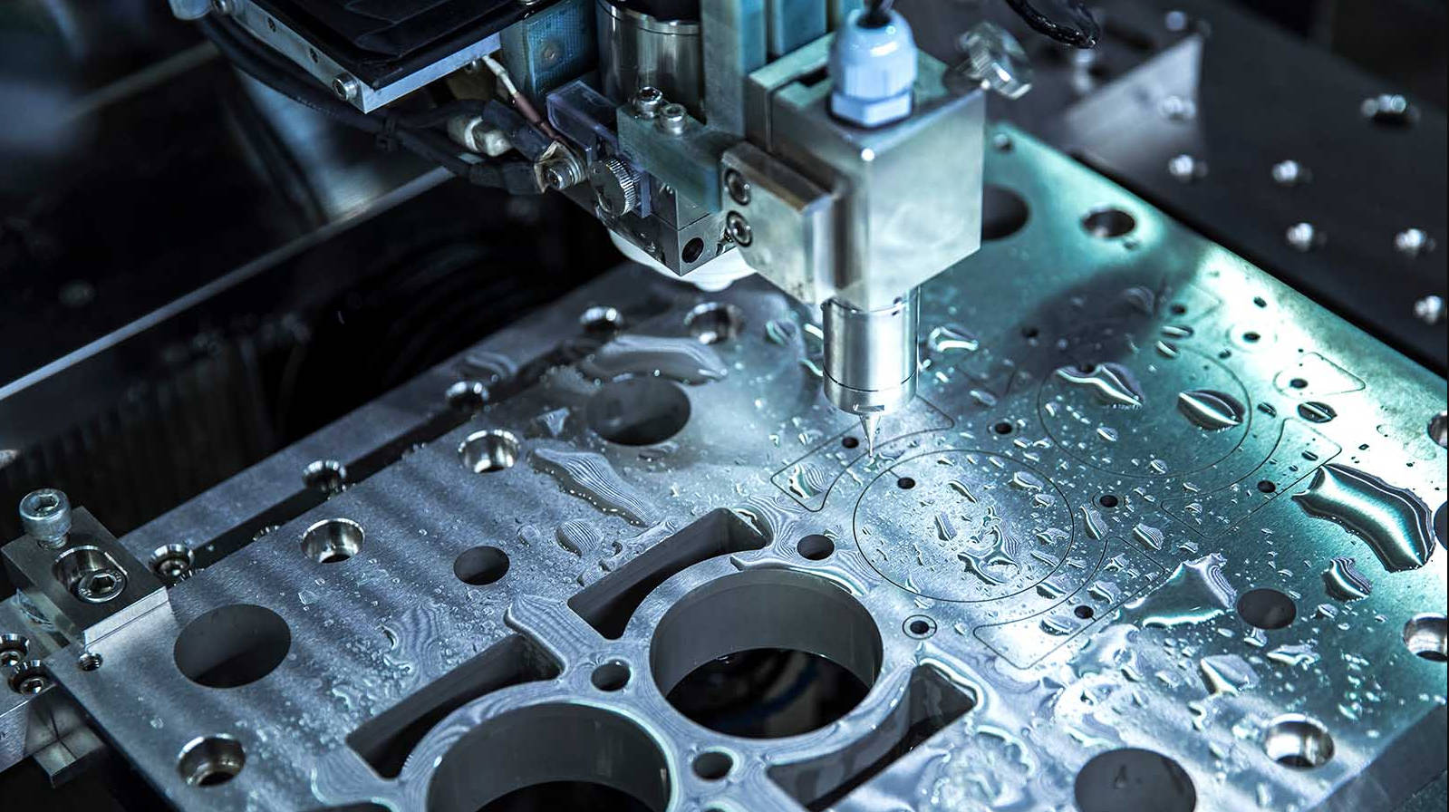 CNC Machinage vs coupe laser: qui offre une meilleure précision et coût?