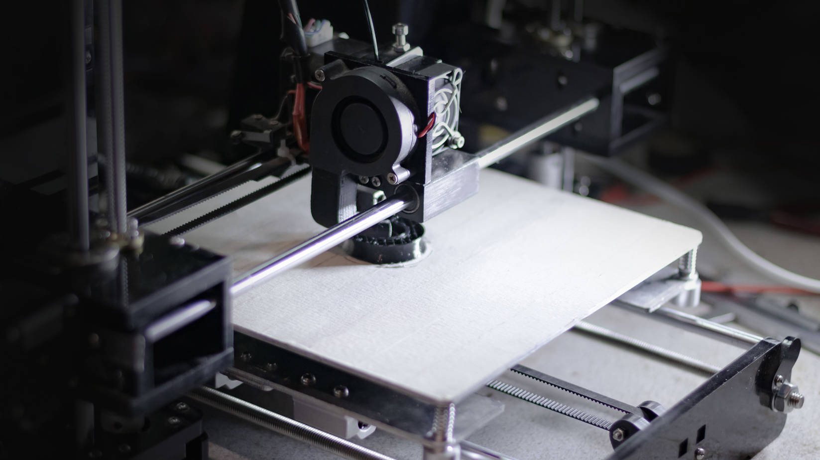 Prototypage rapide pour les géométries complexes: comment les machines CNC SLS et multi-axes s'accumulent？
